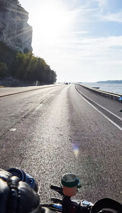 Motocyclistes au bord de la rivière