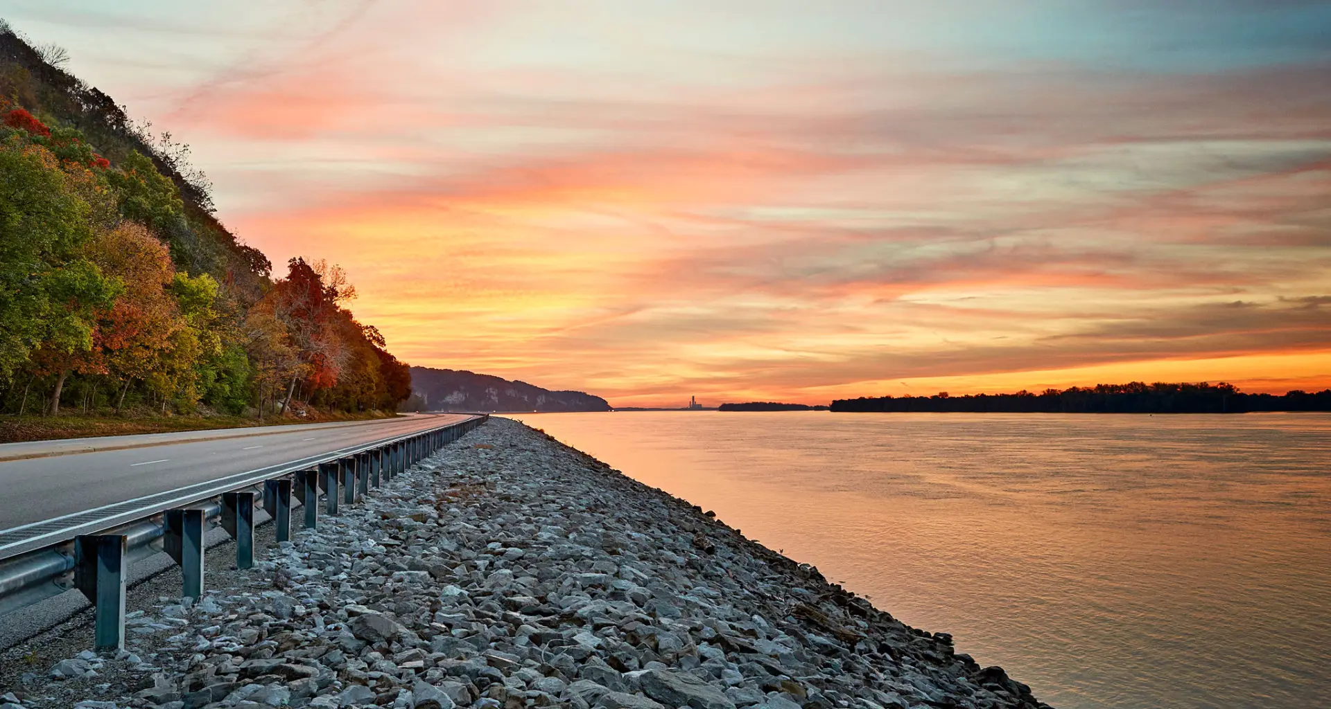 Coucher de soleil sur l'eau et route au bord de la rivière