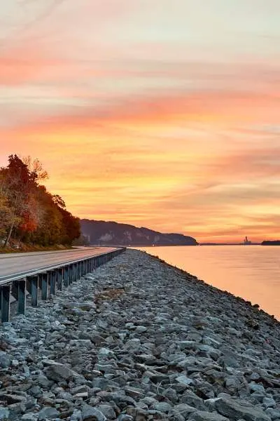 Coucher de soleil sur l'eau et route au bord de la rivière