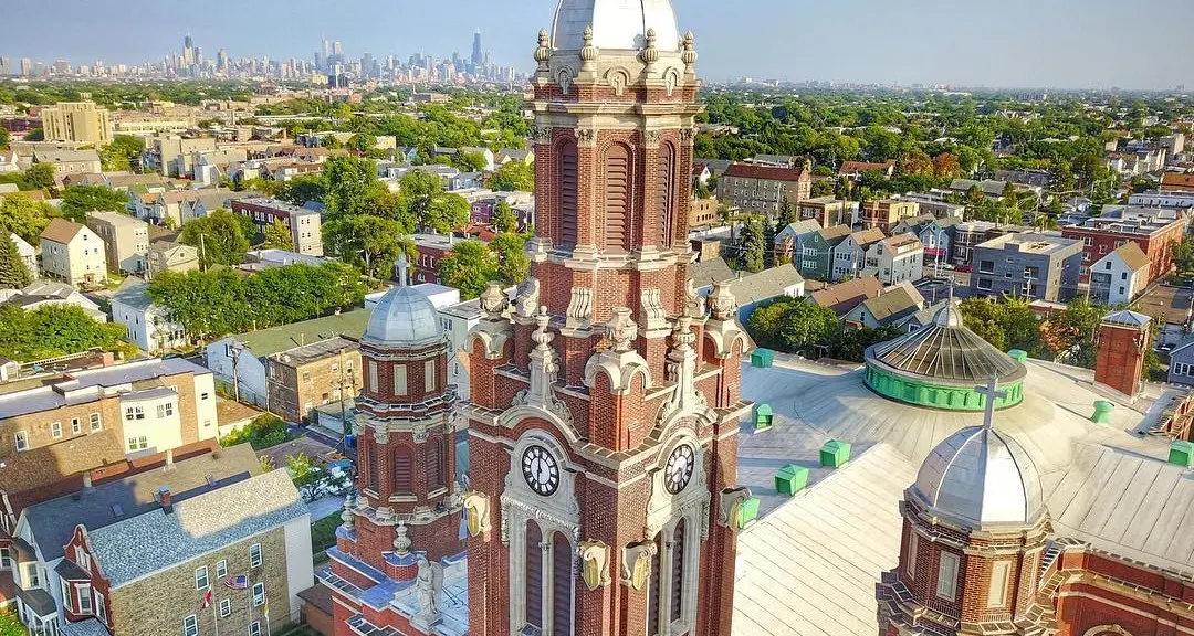Basilique Saint-Hyacinthe avec la ligne d'horizon de Chicago en arrière-plan