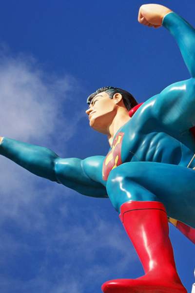 Une statue de Superman sur fond de ciel bleu