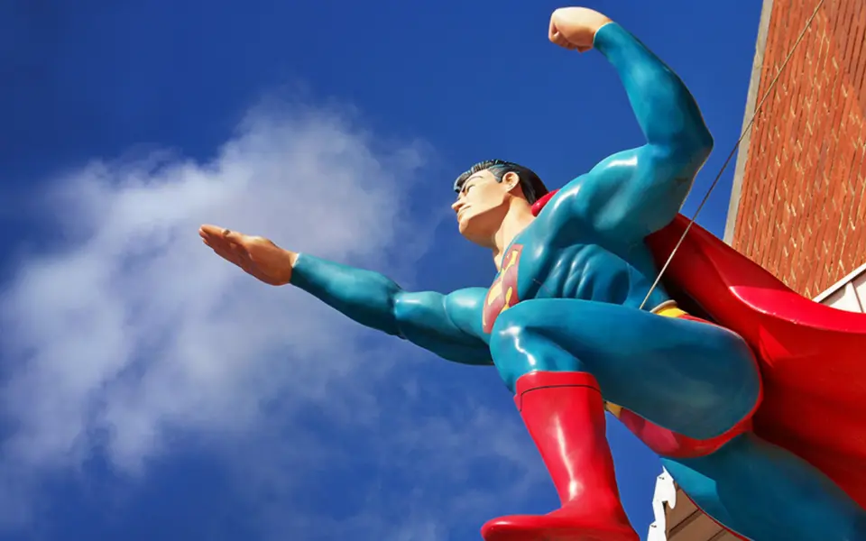 Une statue de Superman sur fond de ciel bleu