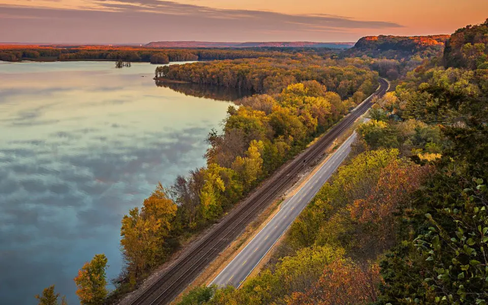 Une route et une rivière