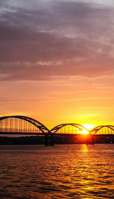 Coucher de soleil sur la rivière et le pont