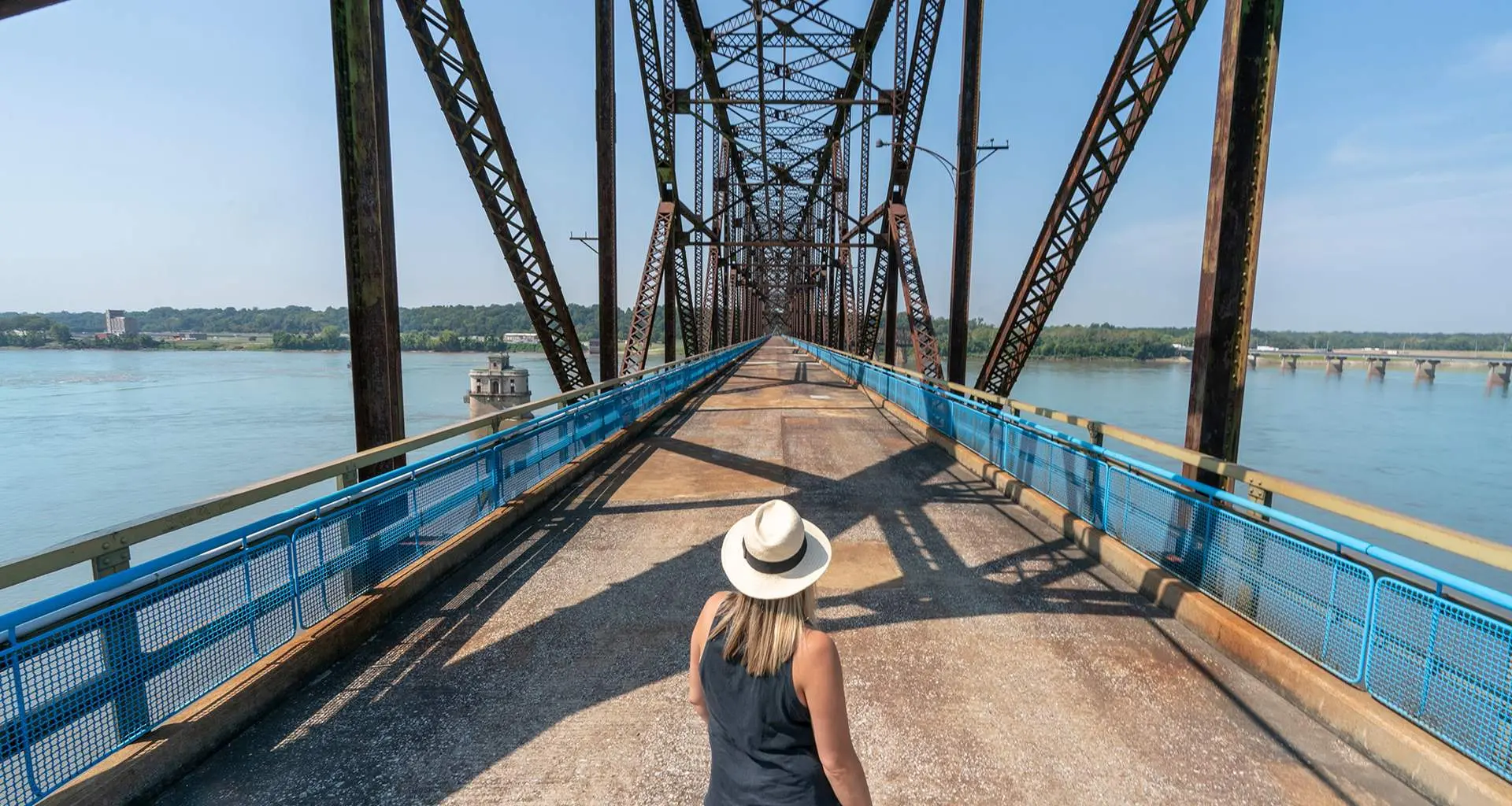 Femme regardant le pont de la chaîne des rochers.