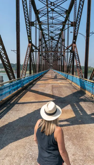 Femme regardant le pont de la chaîne des rochers.