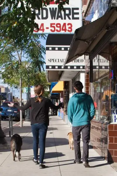 Des gens promènent leur chien sur Clark Street, Andersonville