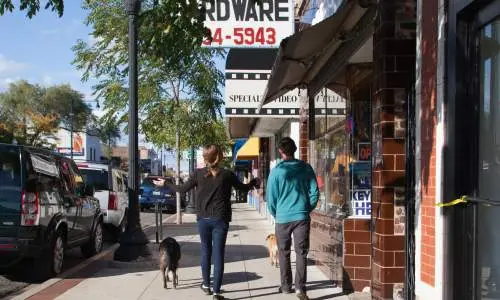 Des gens promènent leur chien sur Clark Street, Andersonville
