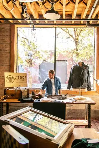 Intérieur d'un magasin de vêtements pour hommes