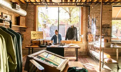 Intérieur d'un magasin de vêtements pour hommes