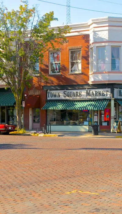 Un magasin au coin d'une rue