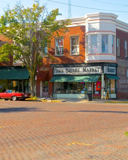 Un magasin au coin d'une rue