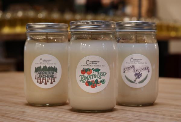 Trois bougies dans des pots sur une table
