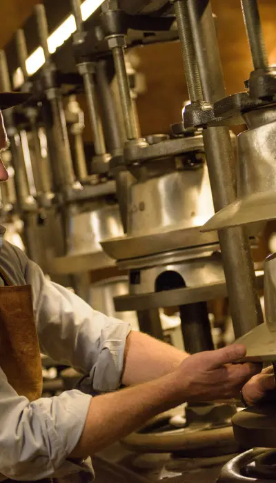 Un homme qui fabrique des chapeaux