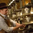 Un homme qui fabrique des chapeaux