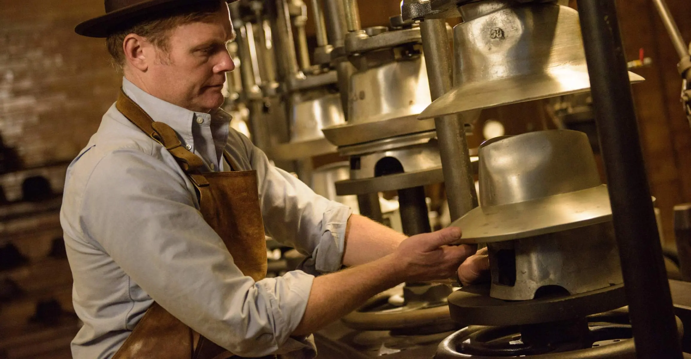 Un homme qui fabrique des chapeaux