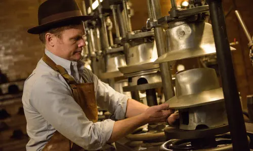 Un homme qui fabrique des chapeaux