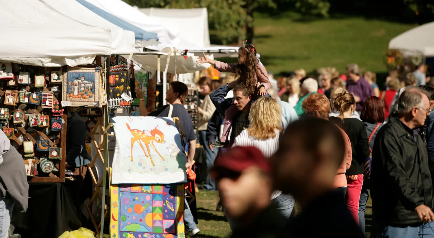 Un marché avec beaucoup de gens qui regardent les magasins