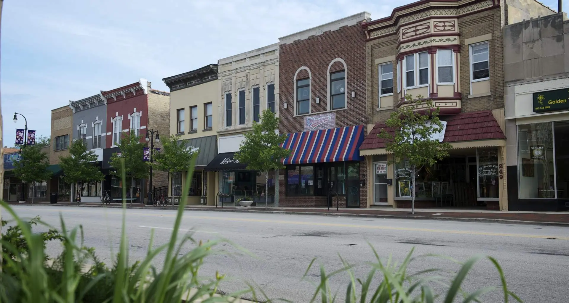Ribambelle de vitrines dans une rue principale du centre-ville de DeKalb