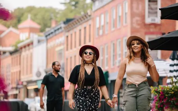 Deux femmes marchant dans la rue principale de Galena, avec des bâtiments en brique à l'arrière-plan