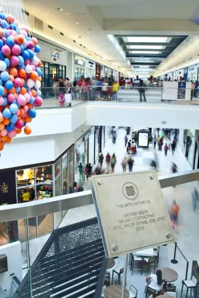 Vue des magasins et des clients depuis le niveau supérieur de Fashion Outlets of Chicago.