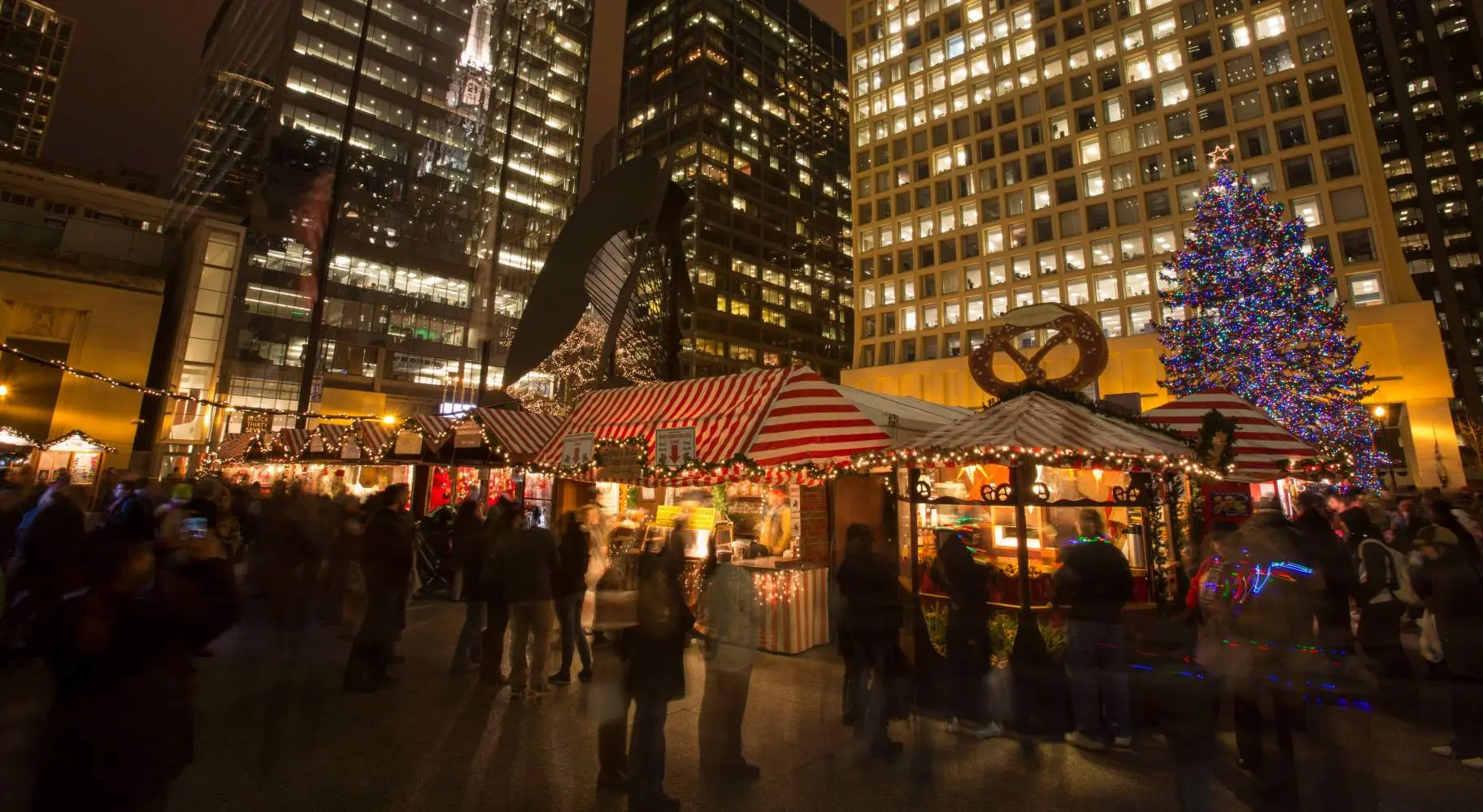 Un marché avec une ville derrière lui la nuit