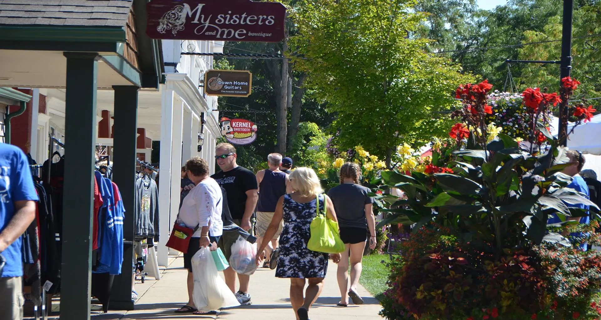 Personnes faisant du shopping dans un centre commercial en plein air
