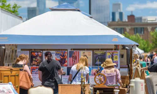 Des personnes parcourent un étal sur les marchés de la rue Randolph à Chicago.