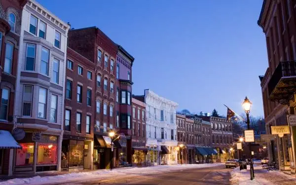 La rue principale de Galena, bordée de bâtiments en briques, en début de soirée, avec une légère couche de neige sur les trottoirs.