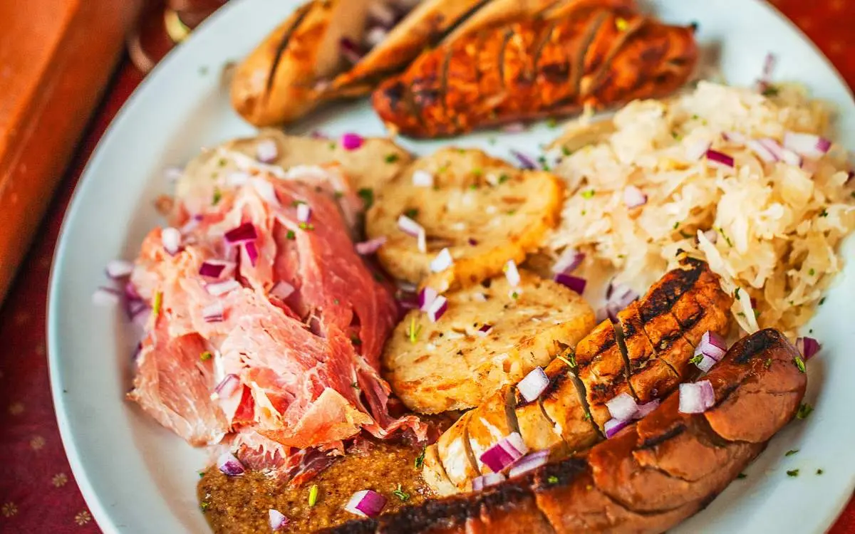 Une assiette de saucisses chez Firkin à Libertyville