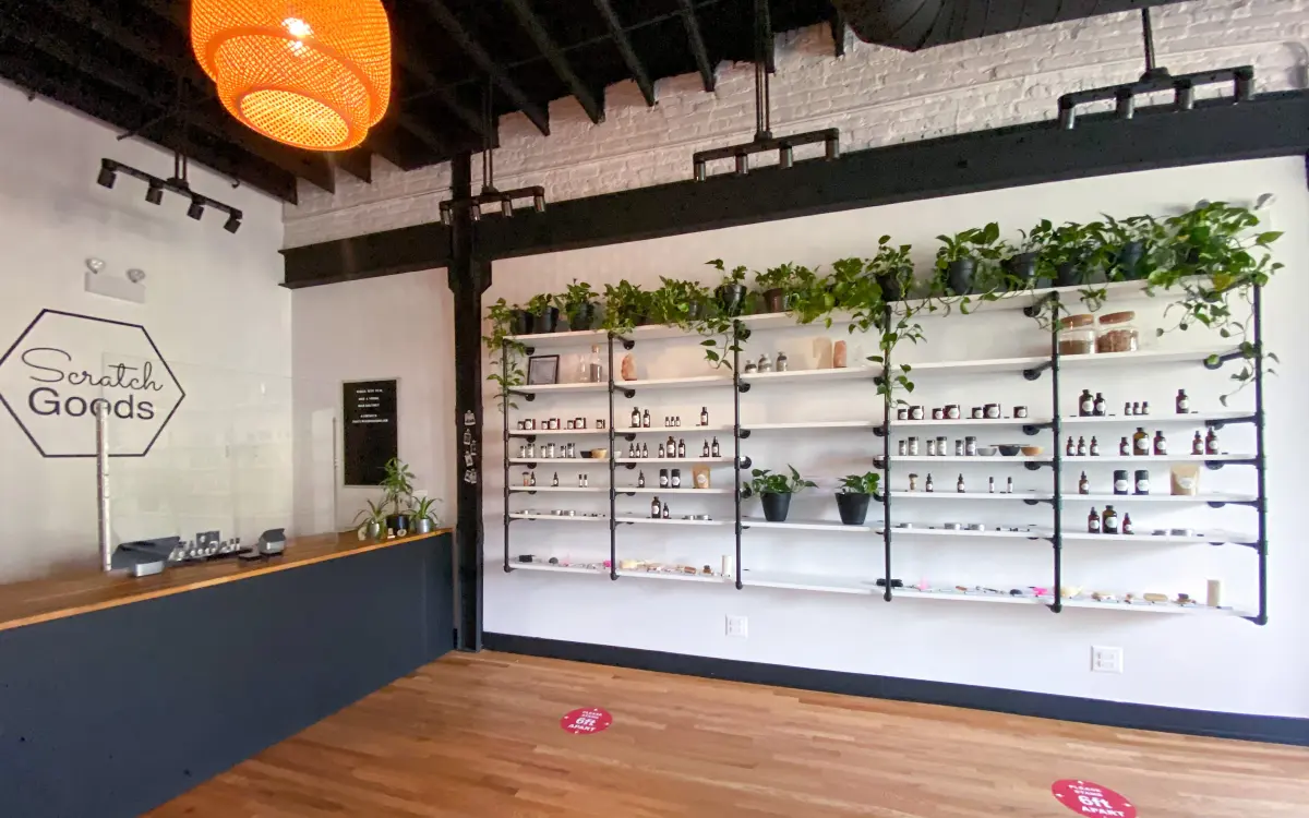 Magasin avec produits sur étagères