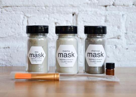 Trois bouteilles sur un plateau de table