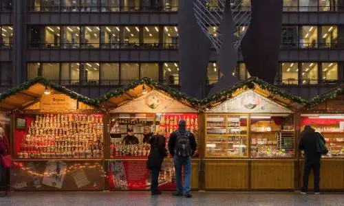 Des magasins les uns à côté des autres