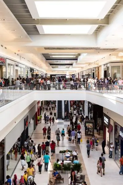 Personnes se promenant dans un centre commercial