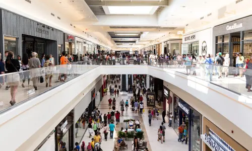 Des gens se promenant dans un centre commercial