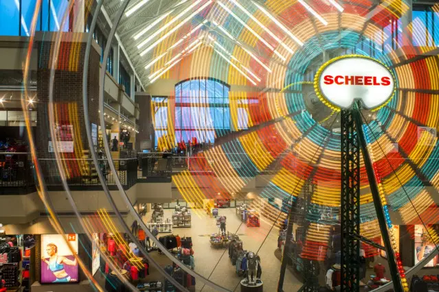 Une grande roue à l'intérieur d'un centre commercial