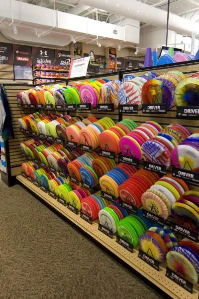 Un présentoir coloré de frisbees attire les clients d'un magasin d'articles de sport de l'Illinois. 