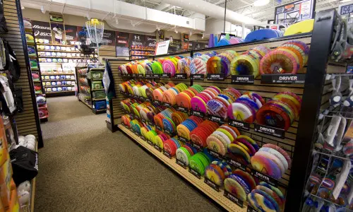 Un présentoir coloré de frisbees attire les clients d'un magasin d'articles de sport de l'Illinois. 