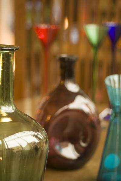 Vases en verre dans un magasin d'antiquités