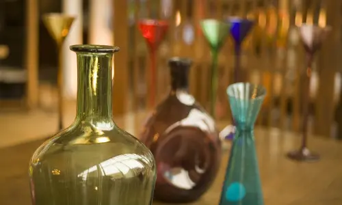 Vases en verre dans un magasin d'antiquités