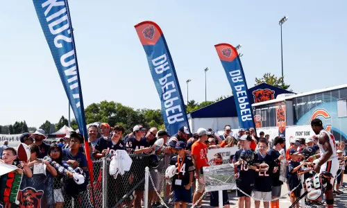 La foule attend à l'extérieur du stade