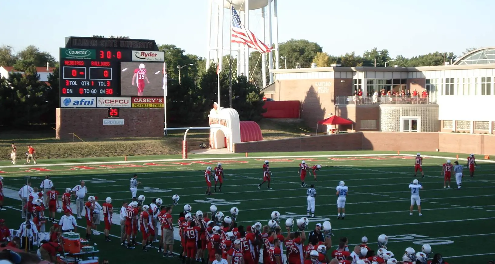 La zone d'en-but d'un terrain de football le jour d'un match