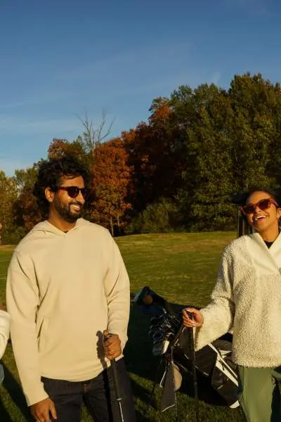 Un groupe de quatre amis sur un terrain de golf