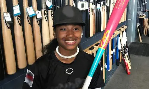 Garçon tenant une batte de baseball