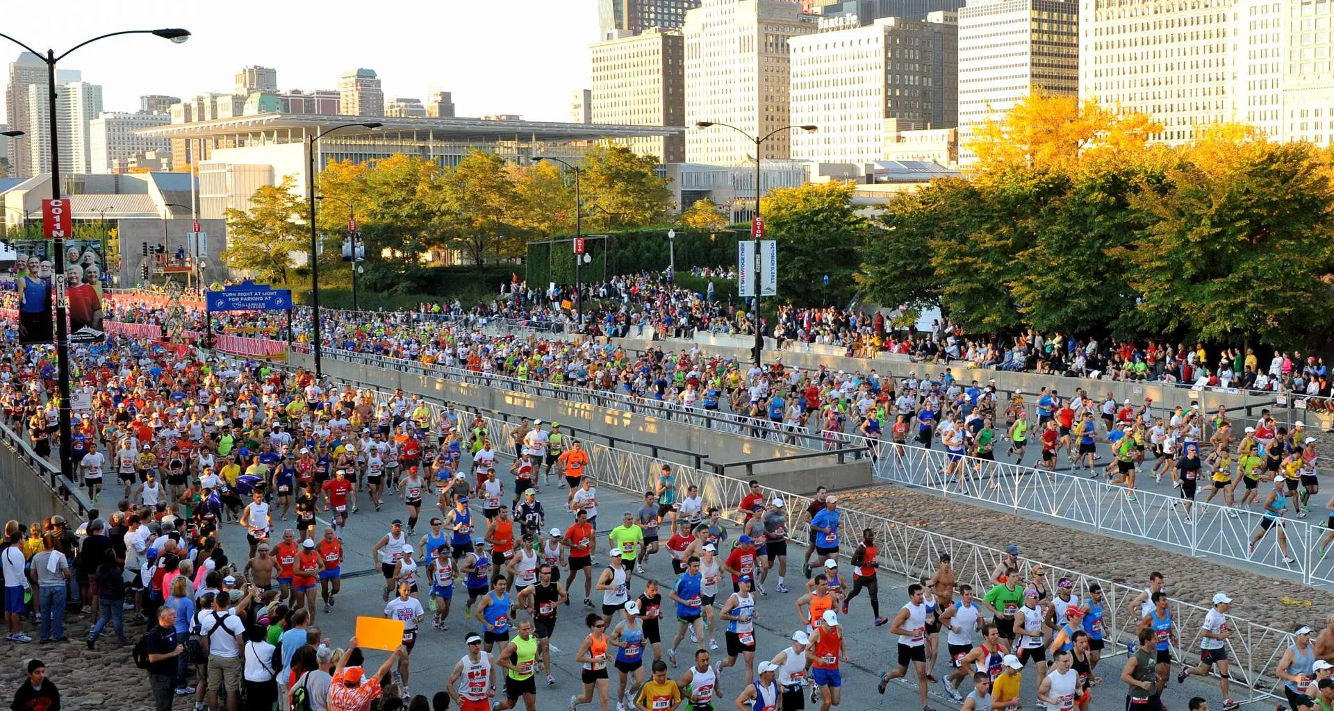 Beaucoup de coureurs le long de la rue
