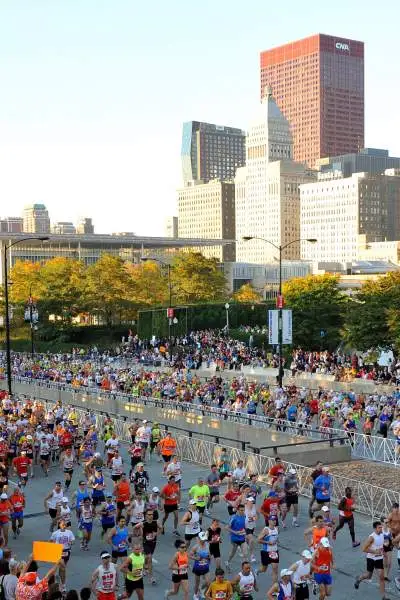 Beaucoup de coureurs le long de la rue