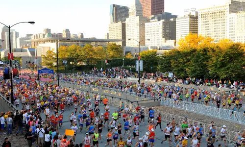 Beaucoup de coureurs le long de la rue
