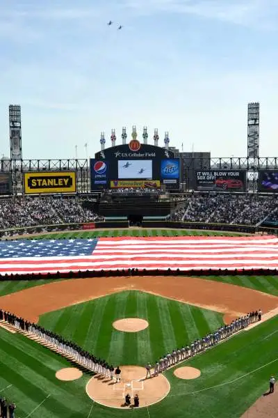 Les équipes s'alignent avant le match au stade des White Sox