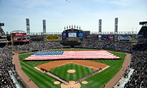 Les équipes s'alignent avant le match au stade des White Sox