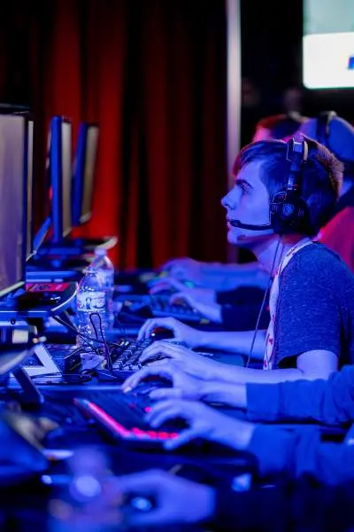 Personnes sur ordinateur participant à un tournoi esports